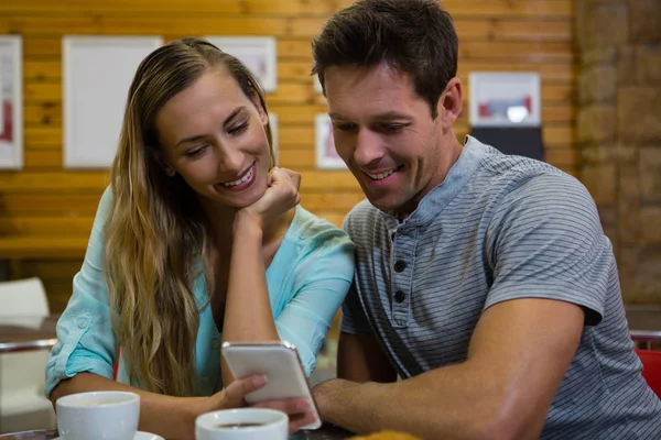 Pareja usando teléfono móvil —  Fotos de Stock