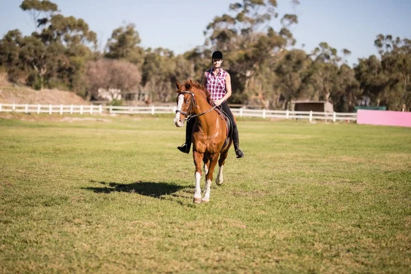 Femme jockey équitation — Photo