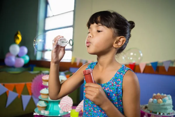 Menina brincando com varinha bolha — Fotografia de Stock