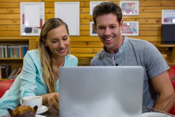 Pareja usando portátil — Foto de Stock