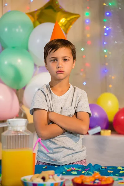 Leuke jongen permanent met gekruiste armen — Stockfoto