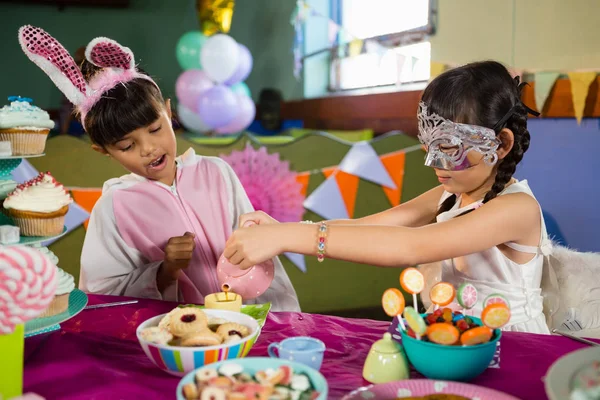 Niños jugando con el juego de té — Foto de Stock