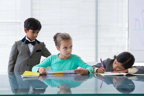 Zakelijke kinderen werken in office — Stockfoto