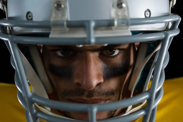 Jogador de futebol americano com engrenagem principal — Fotografia de Stock