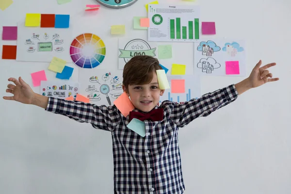 Menino de negócios feliz com notas pegajosas — Fotografia de Stock