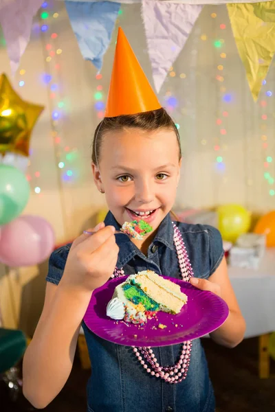 Dziewczynka jedzenie ciasta — Zdjęcie stockowe