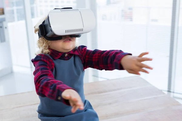 Menina usando simulador de realidade virtual — Fotografia de Stock