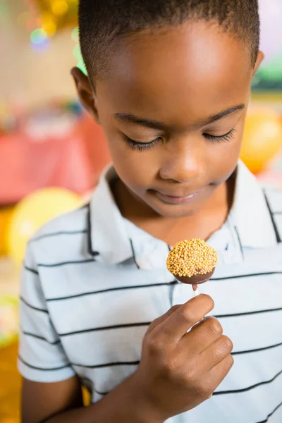 Söt pojke innehav lollipop — Stockfoto