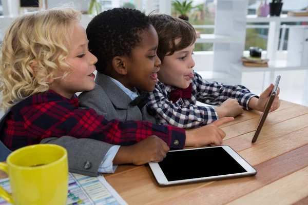 Бізнес-діти дискусію над планшетом — стокове фото