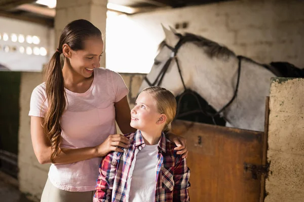 Hermanas hablando de pie con el caballo — Foto de Stock