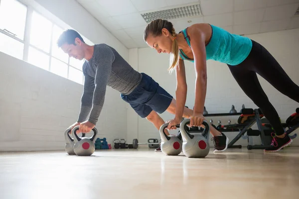 Atleten doen pushups met kettlebells — Stockfoto