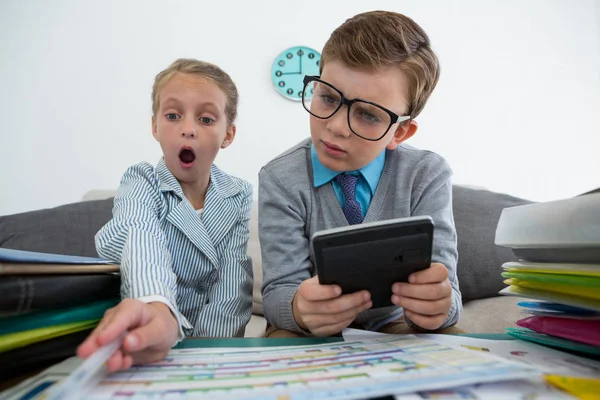 Kinderen met behulp van de tablet en het analyseren van bestanden — Stockfoto