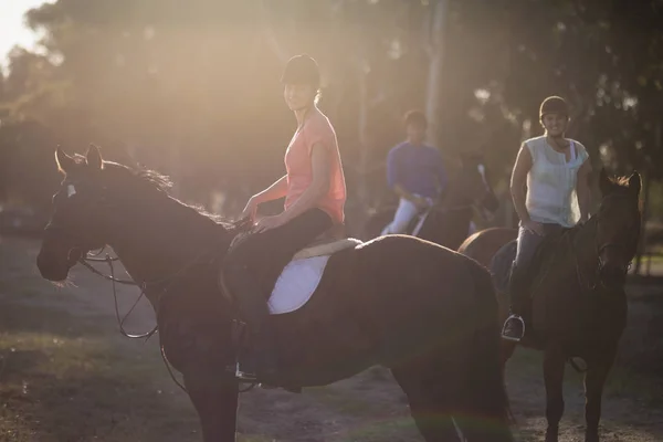 Treinador com mulheres equitação cavalo — Fotografia de Stock