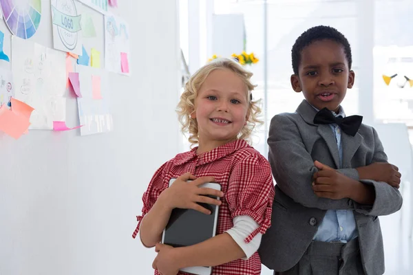 Lächelnde Business-Kids im Büro — Stockfoto