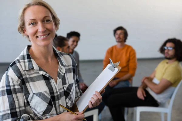 Ler lärare med eleverna i konst klass — Stockfoto