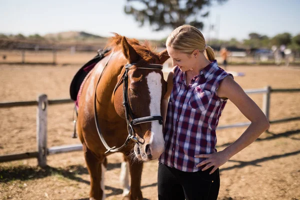Usmívající se žena při pohledu na koně — Stock fotografie