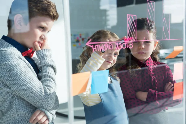 Piccoli colleghi che discutono in ufficio — Foto Stock