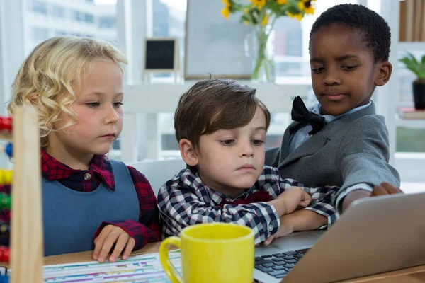 Niños de negocios discutiendo sobre portátil — Foto de Stock