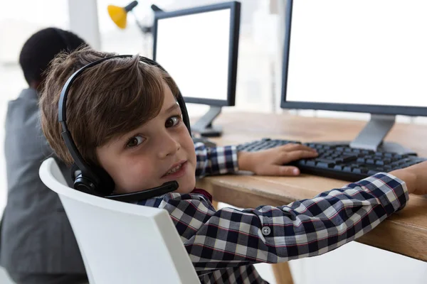 Jongen met behulp van computer — Stockfoto