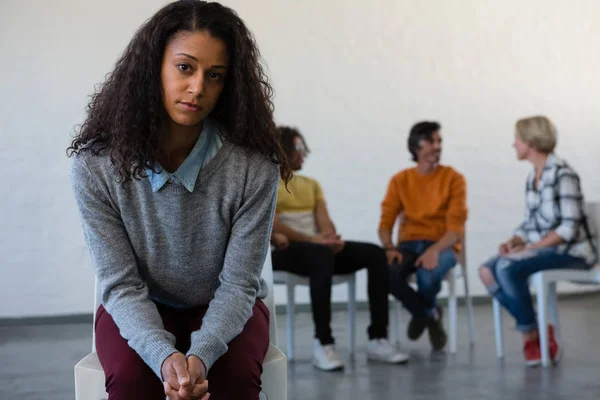 Woman sitting on chair in art class — Stock Photo, Image