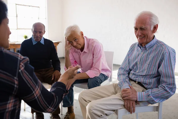 Amigos mayores discutiendo en clase de arte — Foto de Stock