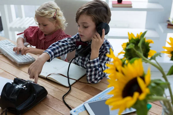 Kinderen werken in office — Stockfoto