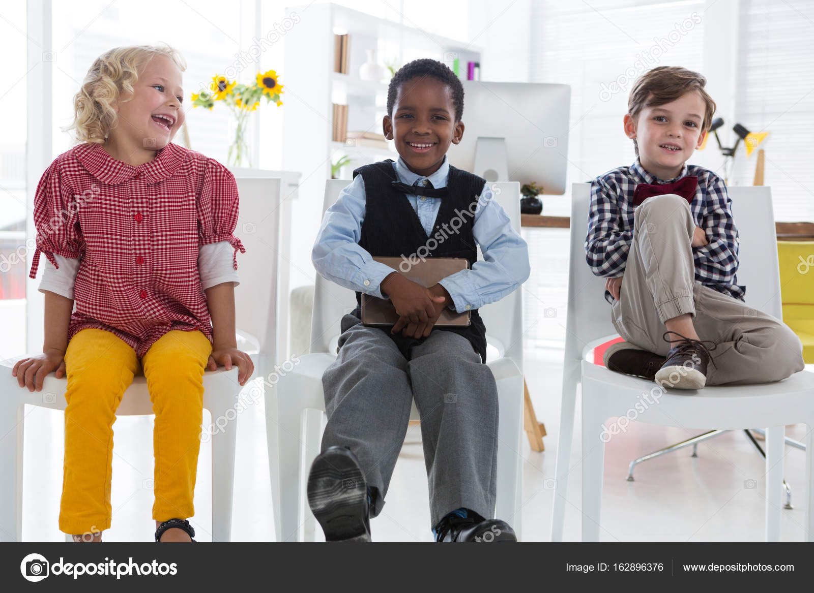 niños sentados en sillas de oficina — Foto de stock © Wavebreakmedia ... niños sentados en sillas de oficina — Foto de stock © Wavebreakmedia ...