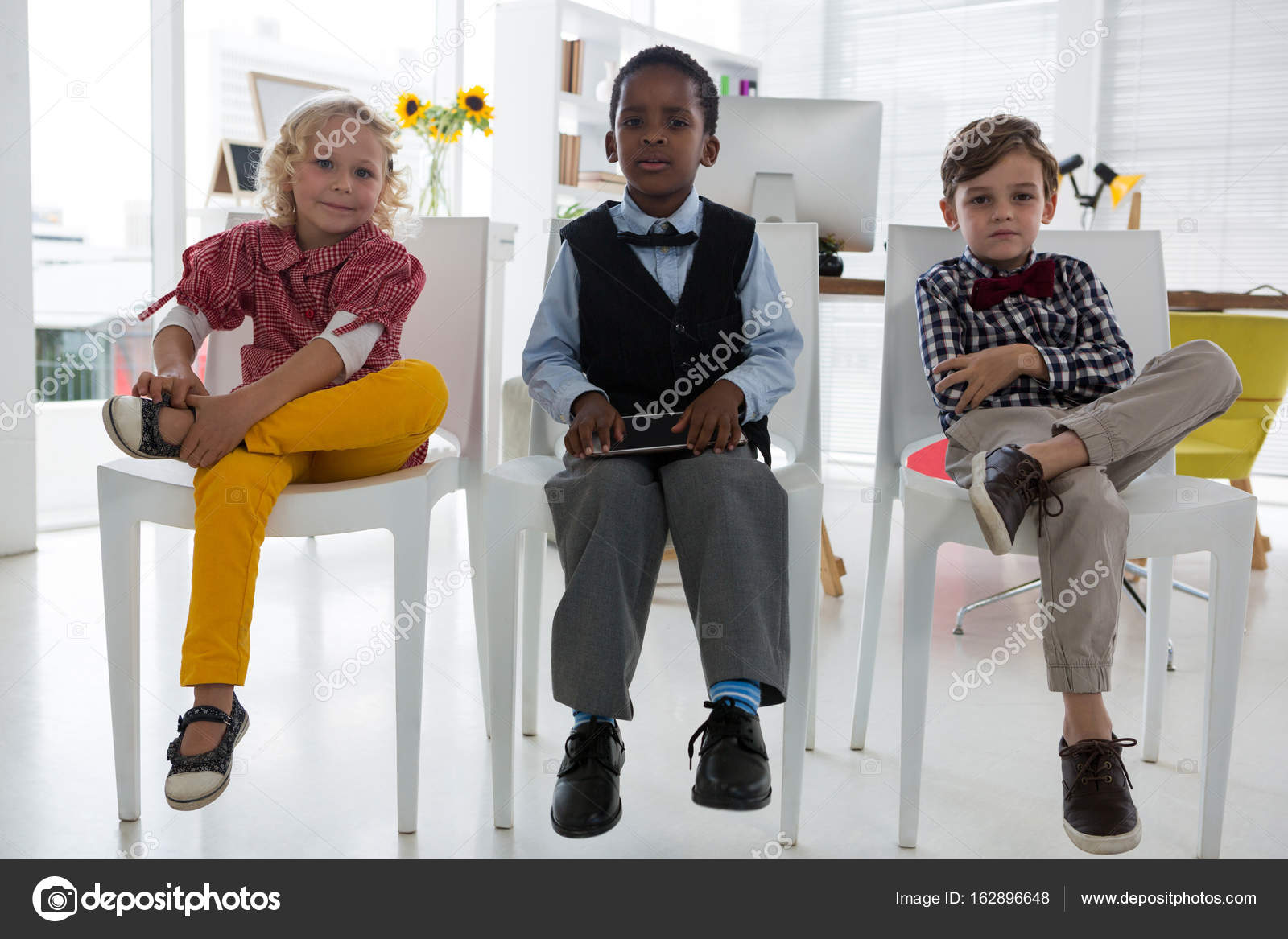 niños sentados en sillas de oficina — Foto de stock © Wavebreakmedia ... niños sentados en sillas de oficina — Foto de stock © Wavebreakmedia ...