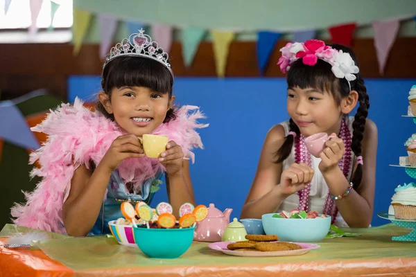 Schattige meisjes met thee aan tafel — Stockfoto