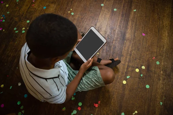 Pojke som använder digitala tabletter — Stockfoto
