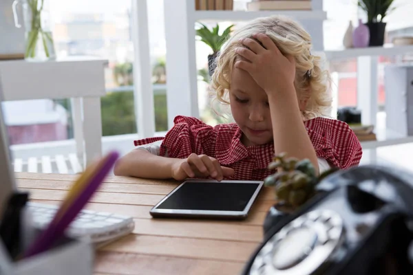 Fille en utilisant la tablette dans le bureau — Photo