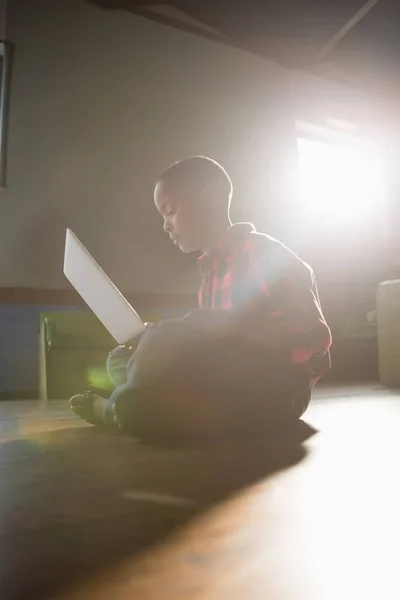 Chlapec používající laptop — Stock fotografie
