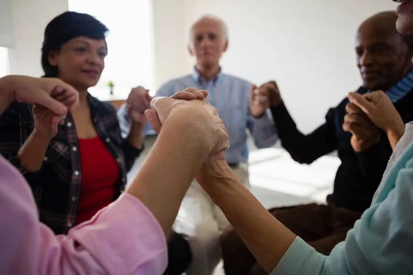 Amis seniors tenant la main — Photo