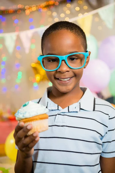 Niño sosteniendo cupcake — Foto de Stock