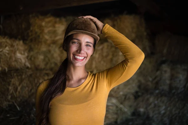 Jóquei feminino em pé no estábulo — Fotografia de Stock