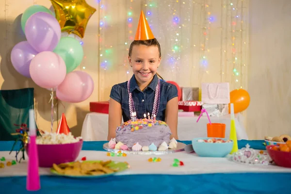 Fille debout avec gâteau d'anniversaire — Photo