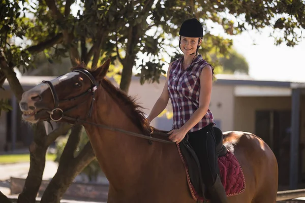Feminino jockey sentado no cavalo — Fotografia de Stock