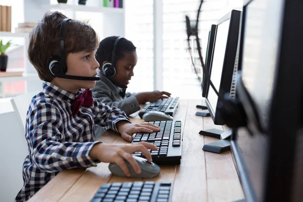 Zakelijke jongens met behulp van computers — Stockfoto