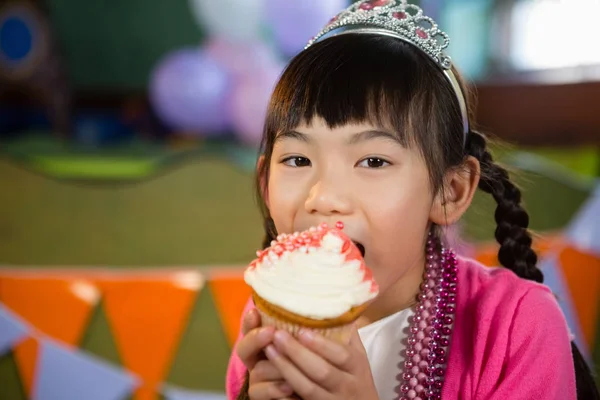 Menina ter cupcake — Fotografia de Stock