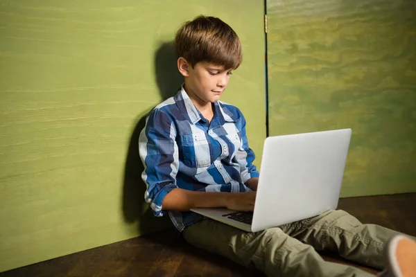 Chłopiec za pomocą laptopa w domu — Zdjęcie stockowe