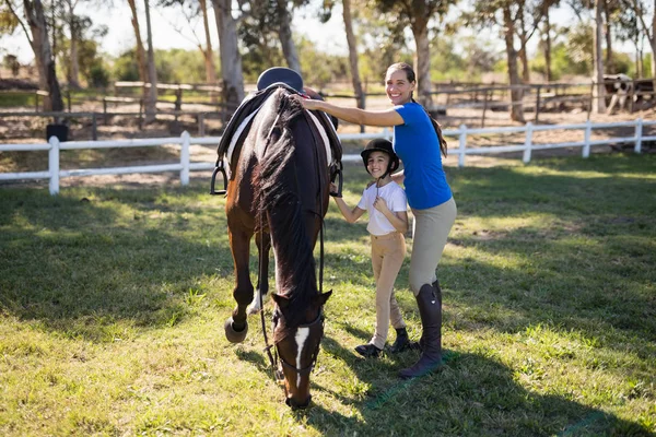 Irmãos de pé com cavalo — Fotografia de Stock