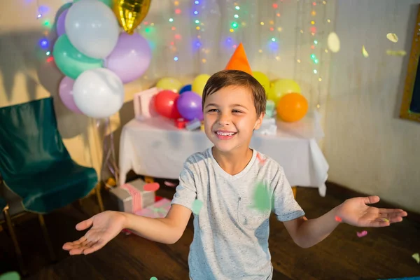 Boy líbí během oslava narozenin — Stock fotografie
