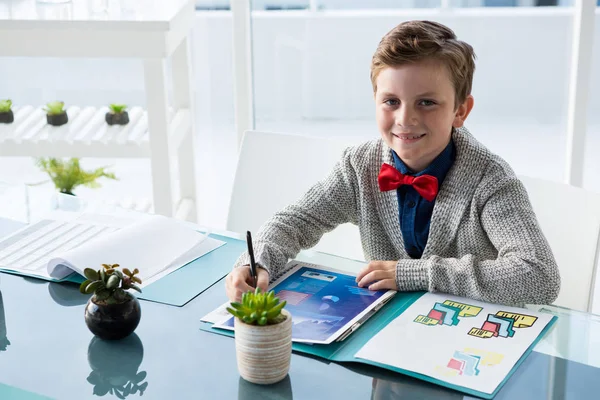 Niño sentado en el escritorio en la oficina — Foto de Stock