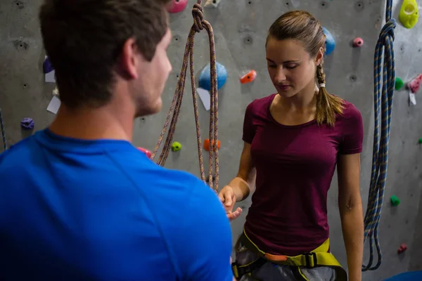 Trainer guida donna nell'arrampicata — Foto Stock