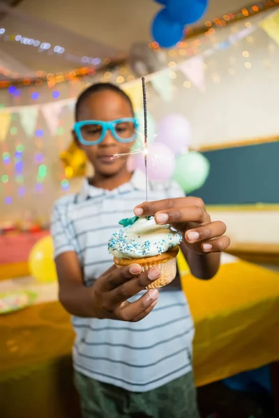 Niño decoración cupcake con sparkler — Foto de Stock