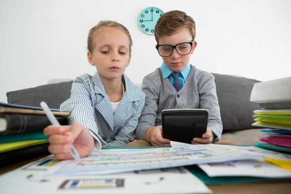 Kinderen met behulp van de tablet en het analyseren van bestanden — Stockfoto