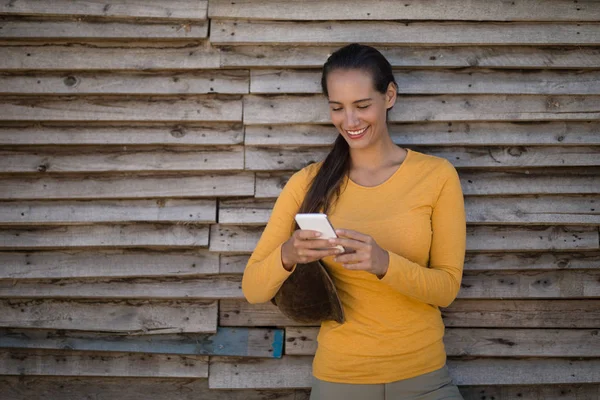 Akıllı telefon kullanarak jokey — Stok fotoğraf