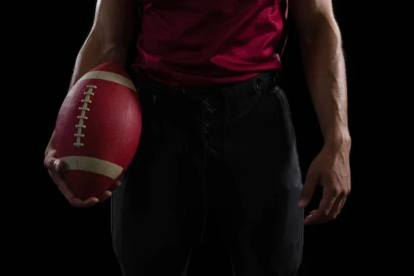 Jugador de fútbol americano sosteniendo pelota — Foto de Stock