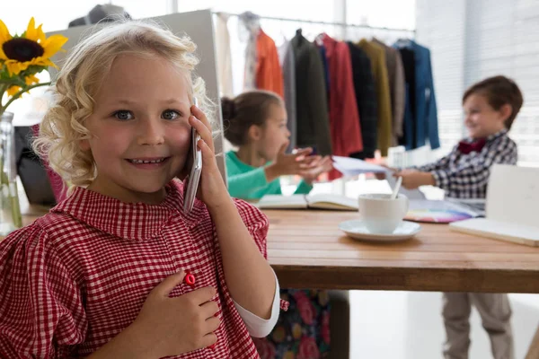 Zakelijke meisje praten op mobiele telefoon — Stockfoto