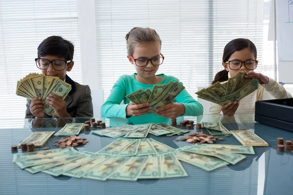 Деловые дети считают деньги — стоковое фото